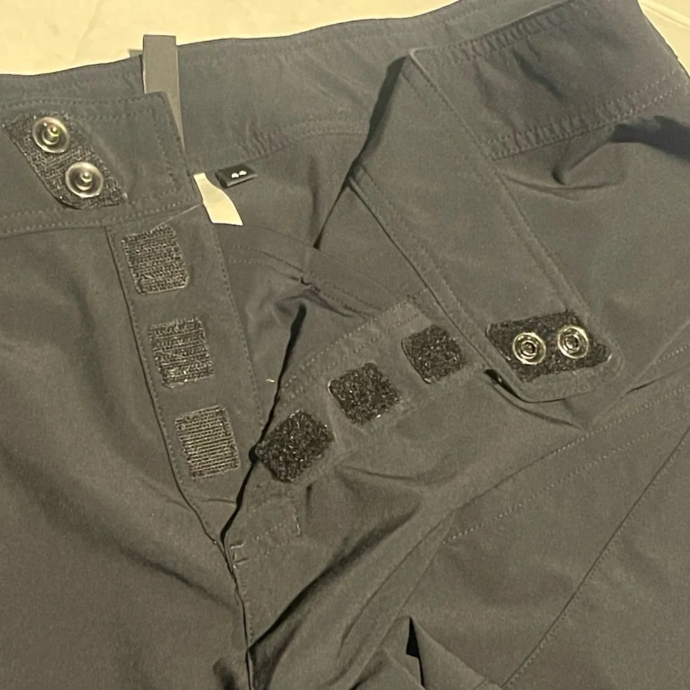 Speacialized shorts mens size 44 black EUC‎